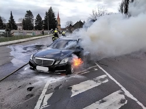 Mercedes v plamenech: Řidič jel po hlavní ulici, aniž by tušil, že hoří