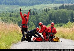 Letečtí záchranáři pražských hasičů dohánějí výcviky záchrany osob
