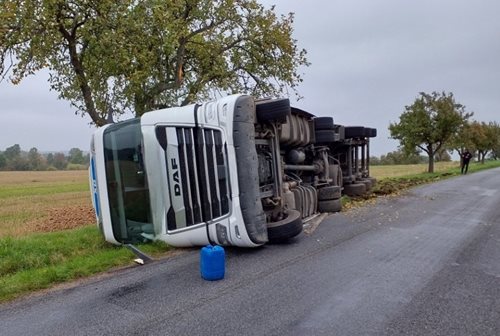 Tahač skončil v příkopu na boku, hasiči zabránili úniku kapalin