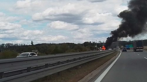 Kamion na D1 zachvátily plameny. Dálnice byla uzavřena, hasiči už požár uhasili