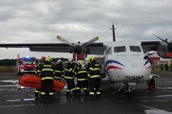 Letadlo narazilo do osobního auta