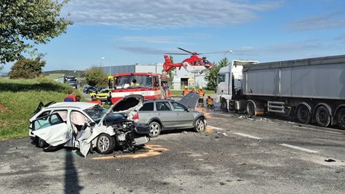 Tragická srážka dvou osobních aut a kamionu si vyžádala jednu oběť