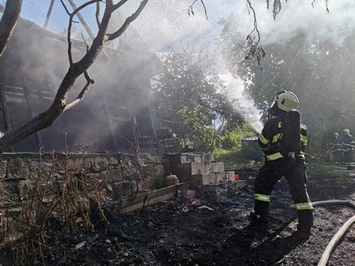 Chata v zahrádkářské kolonii lehla popelem