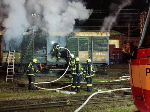 Vagón zachvátily plameny, hasiči zasahovali v noci více než hodinu