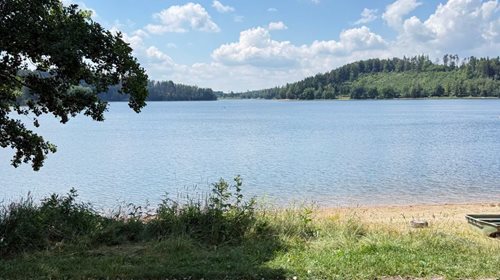 Dvě děti uprostřed přehrady téměř nebyly vidět. Vodní záchranáři připomínají důležité pravidlo