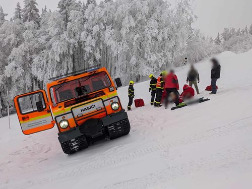 Střet lyžařů na svahu si vyžádal zásah hasičů a transport zraněné osoby