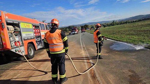 Dva hasiči cestou do služby pomáhali u tragické nehody. Mladého řidiče se zachránit nepodařilo