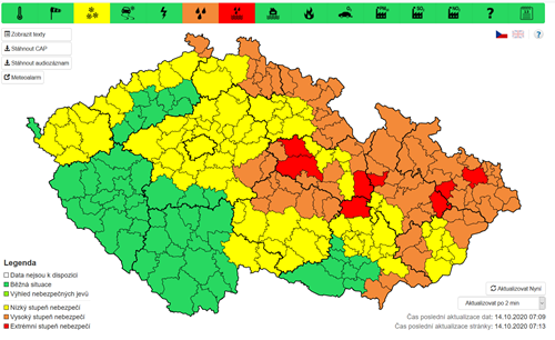 Hasiči v noci stavěli protipovodňové hráze na Bečvě. V Přerově chystáme mobilní zábrany