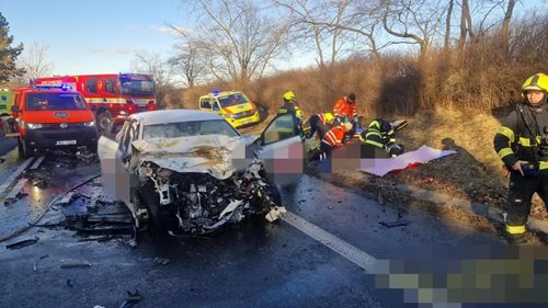 Střet osobního a nákladního vozu skončil požárem a zraněním osob