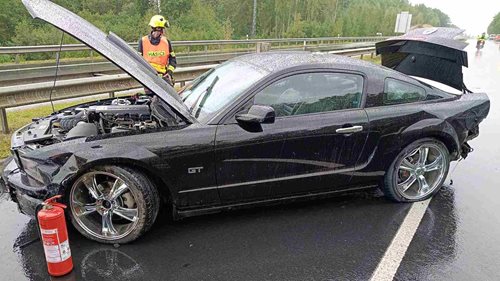 Nehoda osobního auta na dálnici D6. U sjezdu na Nové Sedlo zasahovaly složky IZS