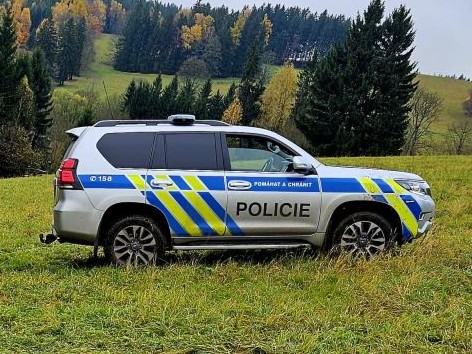 Riskantní honička v lese: Za volantem byl přes zákaz a pokus o útěk nepomohl