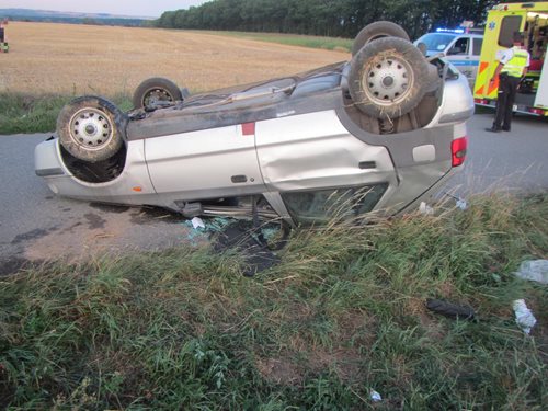 Vozidlo plné mladých lidí skončilo na střeše