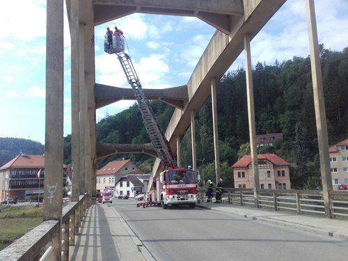Kuriózní záchrana muže z mostního oblouku ve Štěchovicích