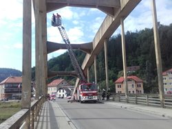 Kuriózní záchrana muže z mostního oblouku ve Štěchovicích