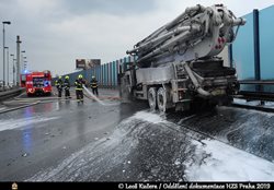 Na Jižní spojce v Praze hořel nákladní automobil, na komunikaci vyteklo 700 litrů oleje VIDEO