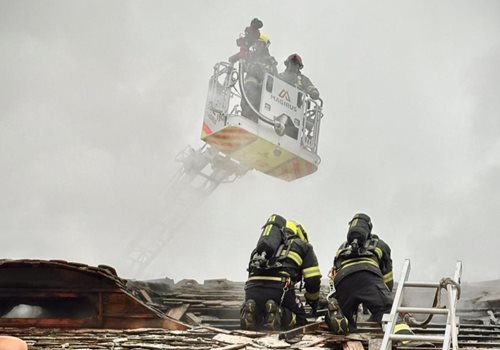 Požár na půdě statku zaměstnal sedm jednotek hasičů