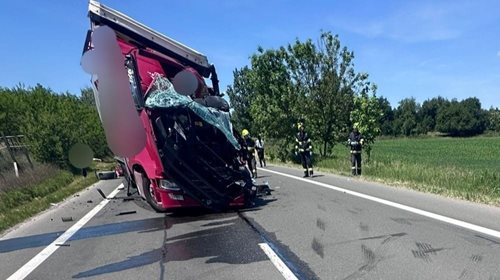 Čelní srážka dvou kamionů zastavila dopravu. Oba řidiče transportovaly vrtulníky