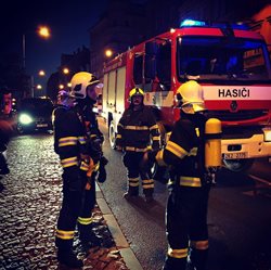 Začaly hořet zaparkované návěsy kamionů