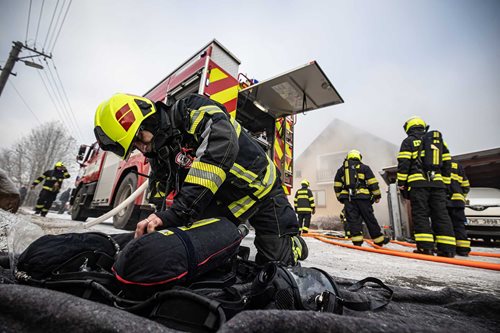 Požár ve sklepě rodinného domu zaměstnal několik jednotek hasičů