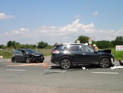 Vážná dopravní nehoda na okraji Hradce Králové.Při střetu tří osobních automobilů se zranilo několik osob 