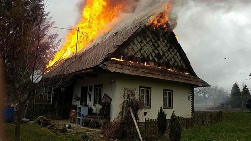 Plameny spolykaly chalupu v Lukavici