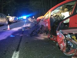 Nehoda čtyř vozidel při které došlo ke zranění čtyř osob uzavřela silnici u Hradce Králové