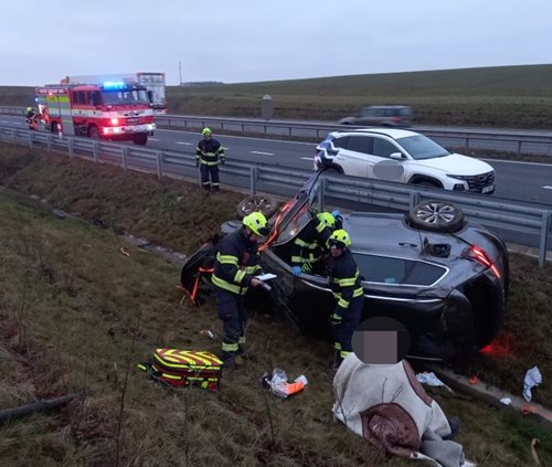 IZS v akci: Auto sjelo z dálnice a převrátilo se