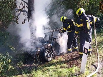 Plameny pohltily auto, život řidiče zachránili kolemjdoucí