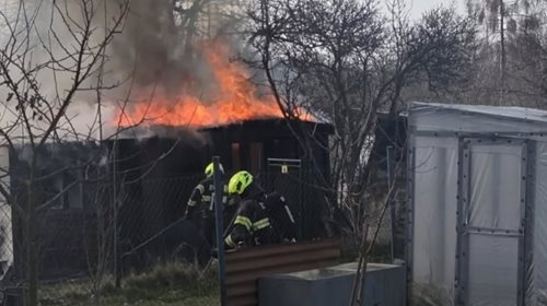 Požár chatky ohrozil okolí