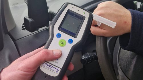Jeden nadýchal téměř dvě promile, druhý nezvládl dechovou zkoušku. Policisté řešili dva řidiče