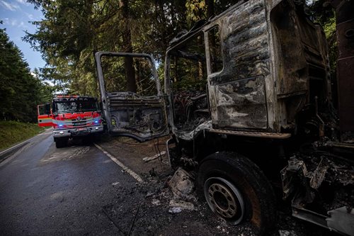 Kamion s nákladem v plamenech. V horském terénu zasahovaly čtyři jednotky hasičů