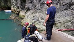 Potápěči pražských hasičů se zúčastnili výcviku se speleopotápěči v Hranické propasti