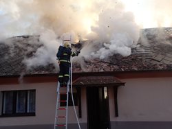 Požár rodinného domu ve Žloukovicích u Berouna se škodou za jeden a půl milionu