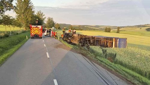 Řidič zůstal uvězněný v převráceném kamionu. Pomoci museli hasiči