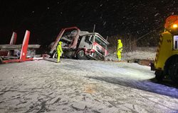 Provoz na silnici I/6 zavřela na patnáct hodin nehoda několika aut