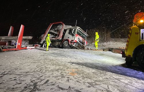 Provoz na silnici I/6 zavřela na patnáct hodin nehoda několika aut