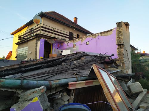 Na Čáslavsku se zbortila část rodinného domu s garáží