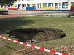 Hasiči v Praze asistovali Městské policii u propadu stropu protiatomového krytu