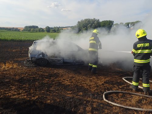 Strniště zapálil automobil projíždějící přes pole