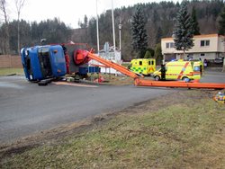 K převrácené automobilové plošině byly vyslány tři jednotky hasičů.