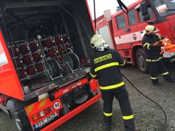 Hasiči zachraňovali dvě osoby při požáru ve větrné elektrárně u Oder