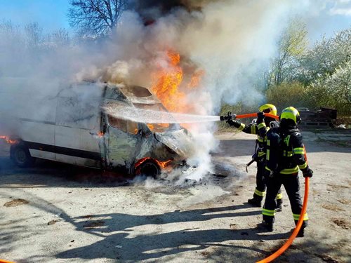 Požár vozidla zaměstnal hasiče