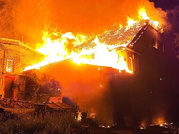 Noční požár v Krupce zcela zničil rodinný dům a zranil dva hasiče