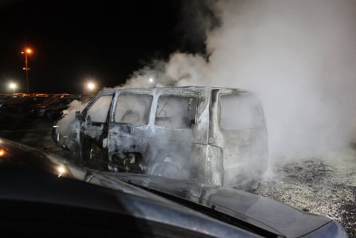 Noční požár v autobazaru zničil devět aut