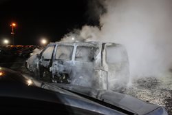 Noční požár v autobazaru zničil devět aut