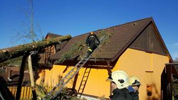 Až 1825 výjezdů hasičů kvůli silnému větru