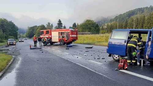 Čelní střet dvou aut uzavřel důležitou silnici. Několik lidí skončilo v péči záchranářů