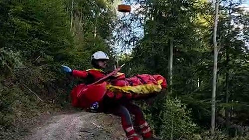 Zraněného cyklistu nebylo možné šetrně dostat z hor po zemi. Vrtulník ho vyzvedl palubním jeřábem