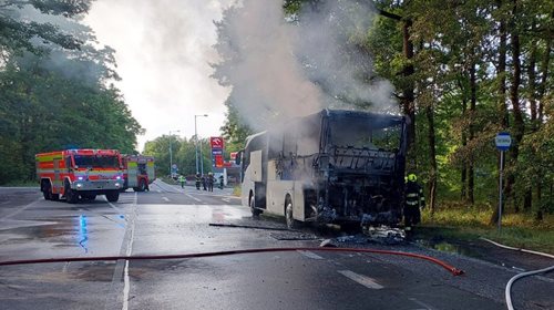 Plameny zachvátily autobus s desítkami cestujících. Všichni stihli včas uniknout