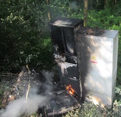 Požár rozvodné skříně v zahradě rodinného domu.
